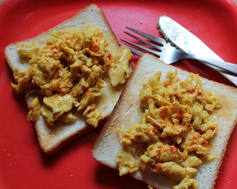 Breakfast Scrambled Eggs on Toast / How to Make Perfect Scrambled Eggs 