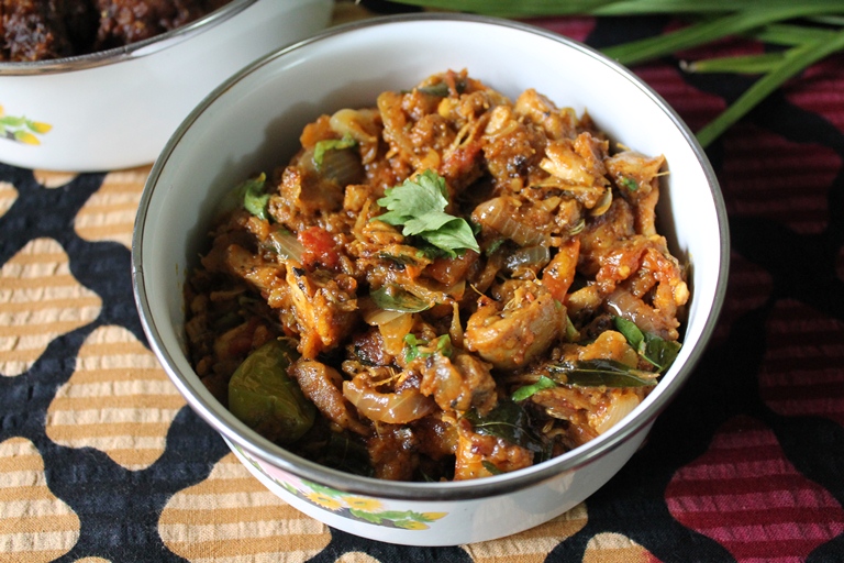 Kothu Kozhi / Kothu Chicken Kari / Spicy Shredded Chicken Masala 