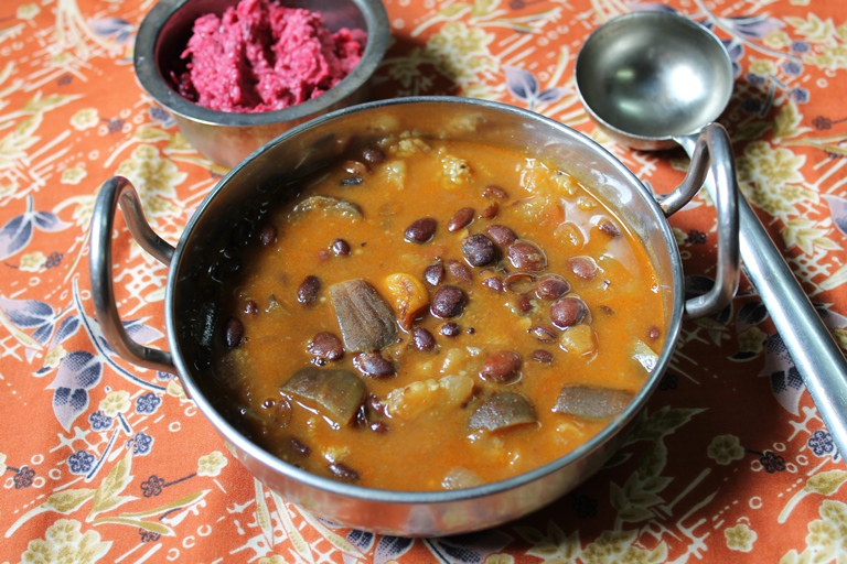 கத்திரிக்காய் மொச்சை குழம்பு / Brinjal Mochai Kulambu / Eggplant & Field Beans Gravy 