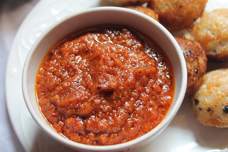Easy Onion Tomato Chutney Recipe / Red Chutney for Idli & Dosa 