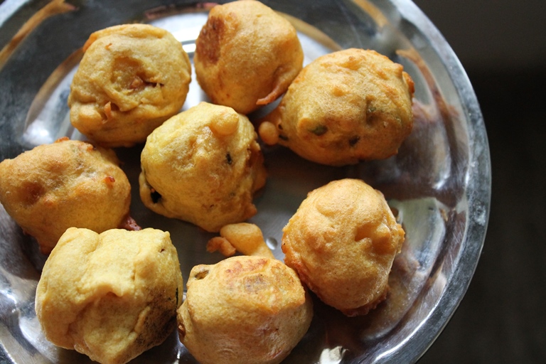 Aloo Bonda / Urulai Kilangu Bonda / Fried Potato Dumplings 
