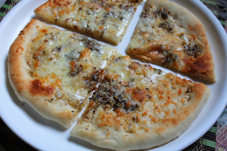 Easy White Garlic Pizza Recipe / Italian White Pizza Recipe 