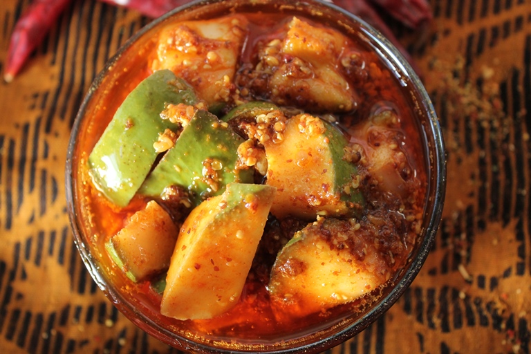 Gujarati Mango Pickle Recipe / Methia Keri Pickle Recipe 