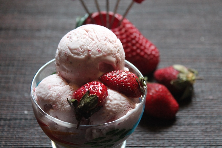 No Churn Strawberry Icecream Recipe 